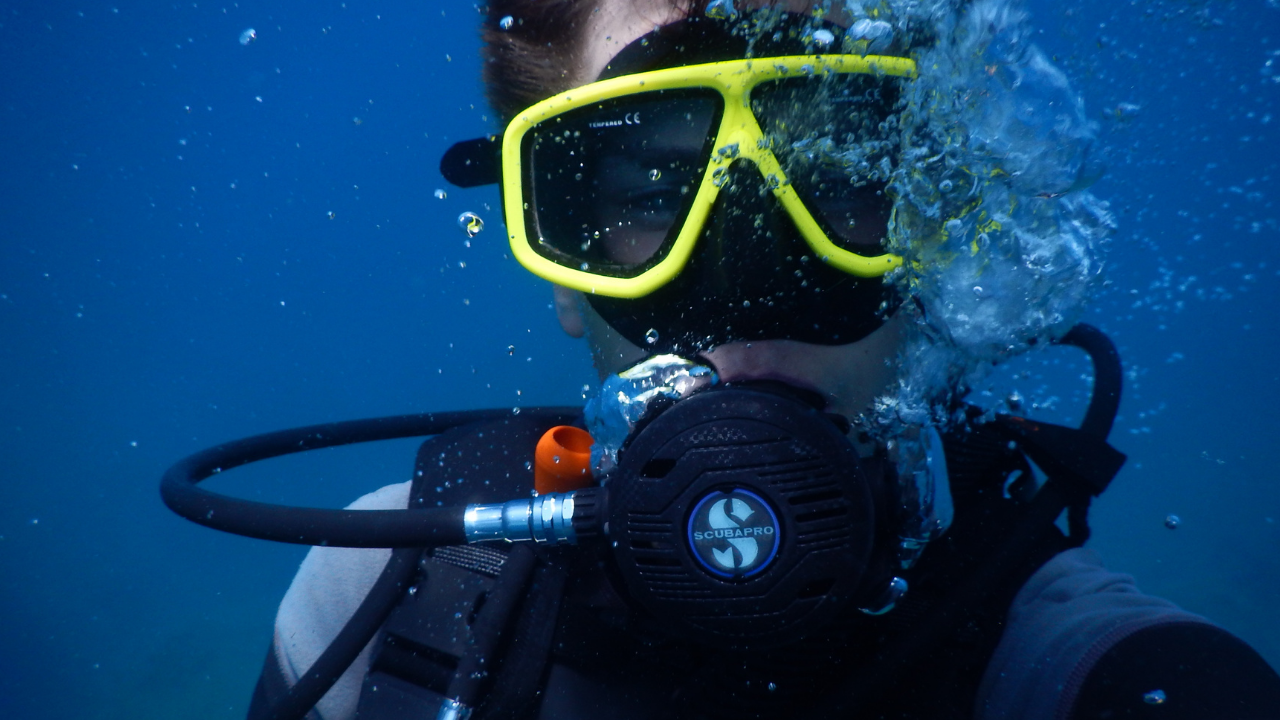 Come consumare poca aria durante l'immersione? Consigli pratici per i subacquei